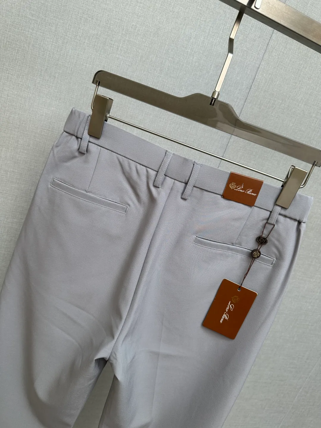 LP spring and summer New Arrival men's casual trousers, the final channel product has appeared! ! Simultaneous sales at the counter! It is no exaggeration to say that these trousers are products from the original OEM channel, not bragging about the original OEM. They are completely products from the domestic ready-to-wear OEM factory officially authorized by Ermenegildo Zegna! Therefore, the quantity and size are extremely scarce, so if you grab it, you will make a profit! The best pantsuits ever officially unveiled! ! ! ! ! ! It has always been one of the must-have accessories for successful business people! The brand's high-end style and powerful aura are not something that everyone can easily overcome. No matter what season the styles are, they are all standard styles! However, the fabric style is between business casual and daily wear. Customized original hardware and logo accessories! To be able to design a pair of trousers so suitable for the public, we can only focus on men's business casual wear. Whether you are wearing it for casual occasions or business occasions, this style can be matched just right. To wear it, you must wear it well and be able to wear it according to your own taste! Pants that give yourself unlimited bonus points! Size: 29-38